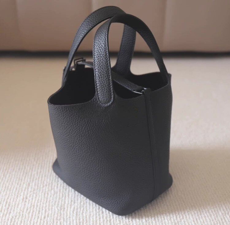 本革キューブバッグ ソーブラック 黒 18cm 22cm モノクローム
