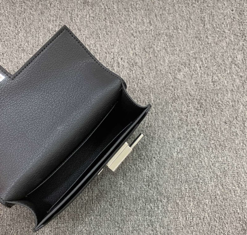 本革チェーンショルダーバッグ 黒 紫 グレージュ