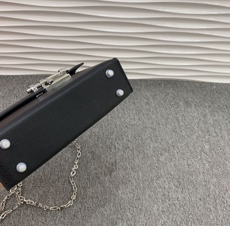 本革チェーンショルダーバッグ 黒 紫 グレージュ
