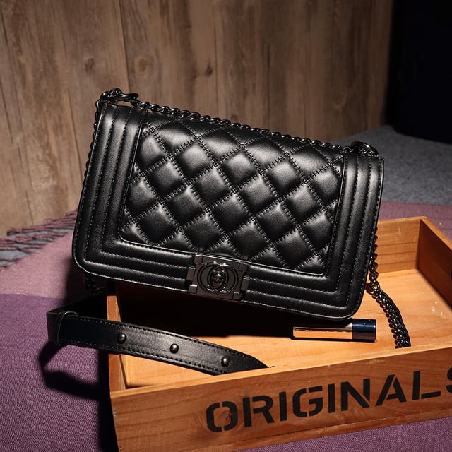 ボーイ風バッグ 本革 ラムスキンチェーンショルダーバッグ マトラッセ