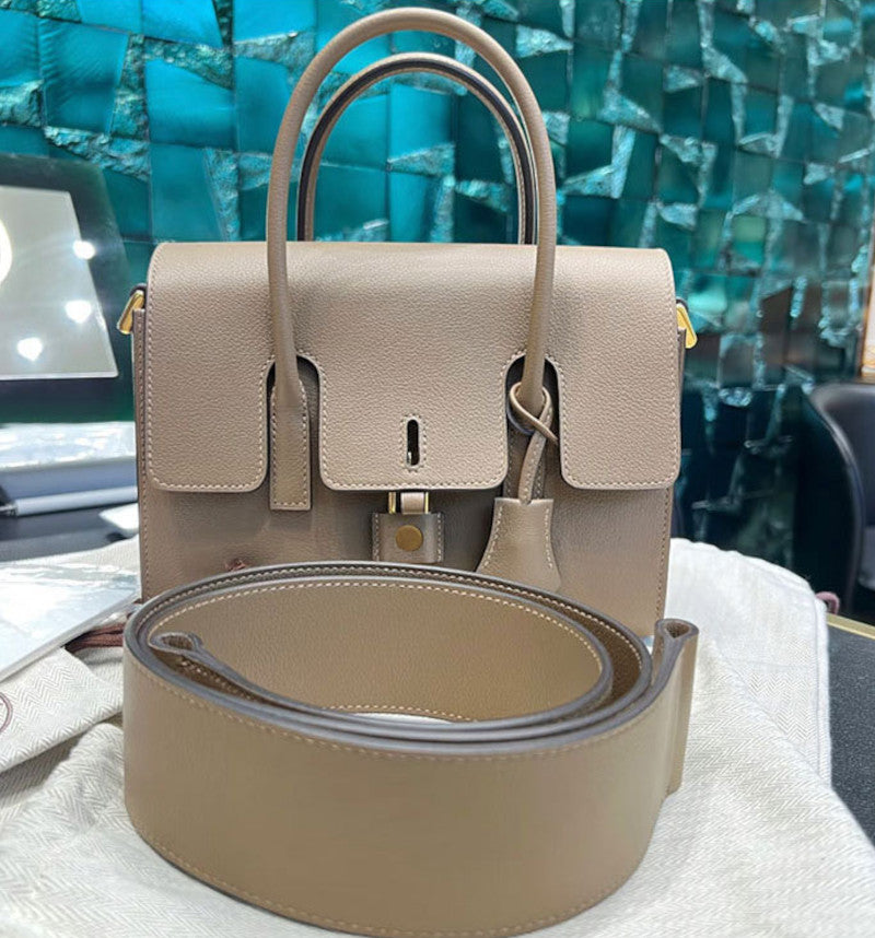 本革ショルダーバッグ 鍵付きバッグ ブガッティバッグ 黒 ゴールド エトゥープ グレー