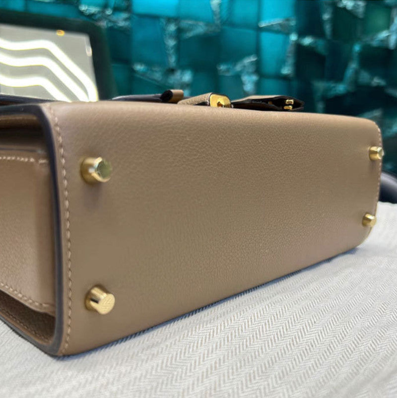 本革ショルダーバッグ 鍵付きバッグ ブガッティバッグ 黒 ゴールド エトゥープ グレー