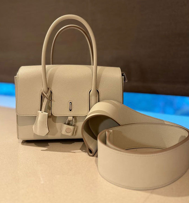 本革ショルダーバッグ 鍵付きバッグ ブガッティバッグ 黒 ゴールド エトゥープ グレー