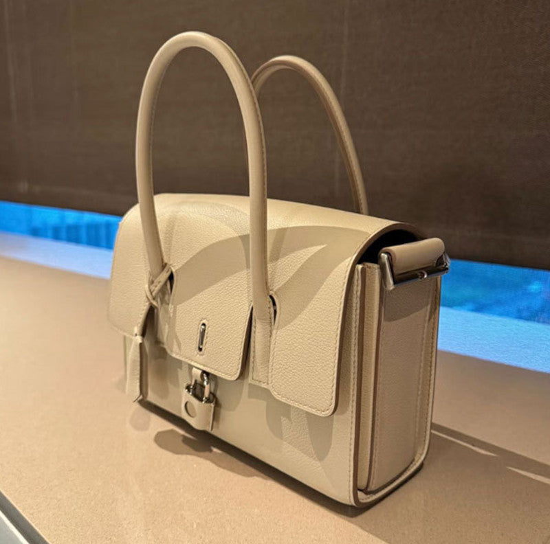 本革ショルダーバッグ 鍵付きバッグ ブガッティバッグ 黒 ゴールド エトゥープ グレー