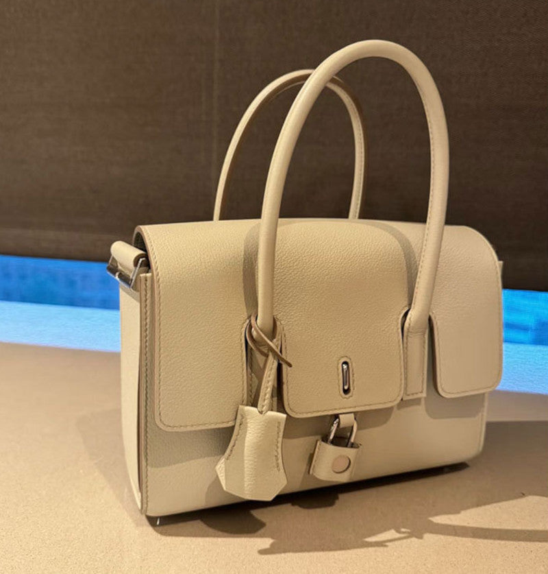 本革ショルダーバッグ 鍵付きバッグ ブガッティバッグ 黒 ゴールド エトゥープ グレー