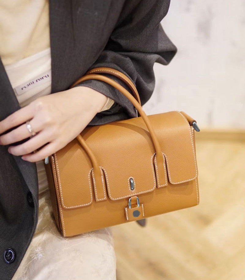 本革ショルダーバッグ 鍵付きバッグ ブガッティバッグ 黒 ゴールド エトゥープ グレー