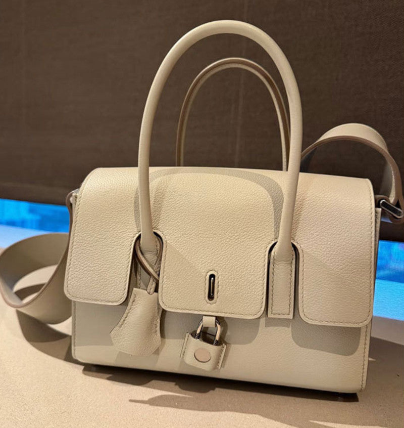 本革ショルダーバッグ 鍵付きバッグ ブガッティバッグ 黒 ゴールド エトゥープ グレー