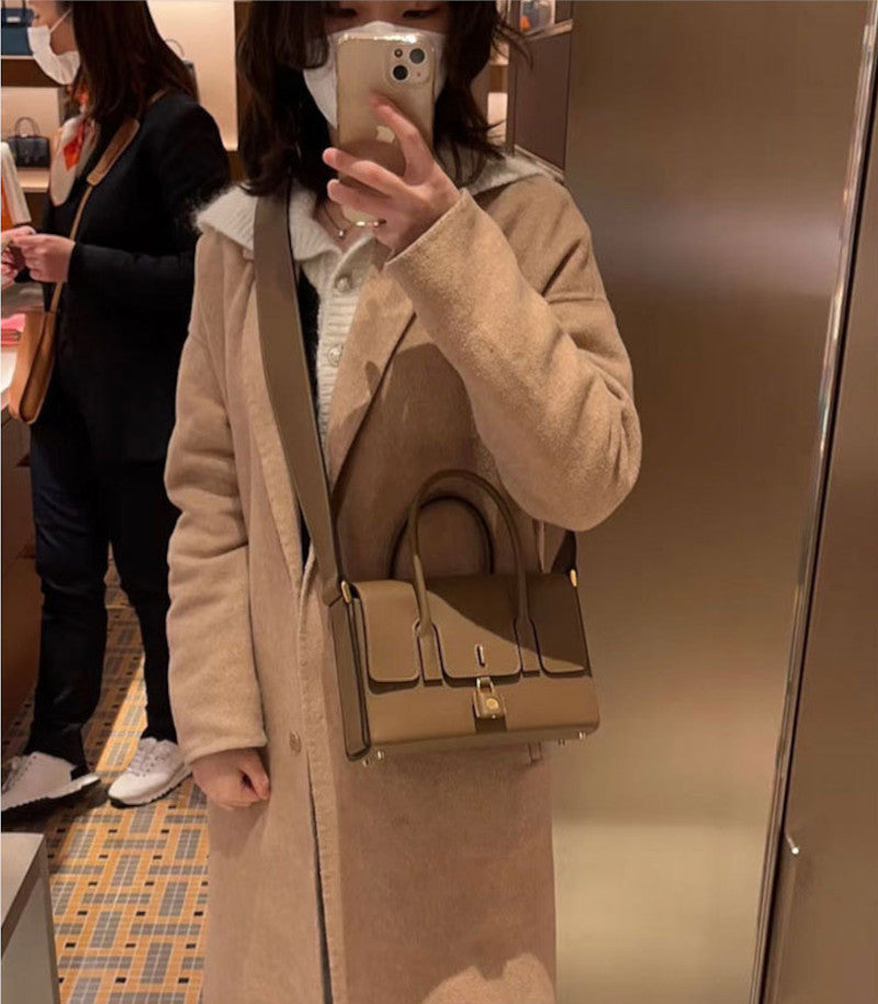 本革ショルダーバッグ 鍵付きバッグ ブガッティバッグ 黒 ゴールド エトゥープ グレー